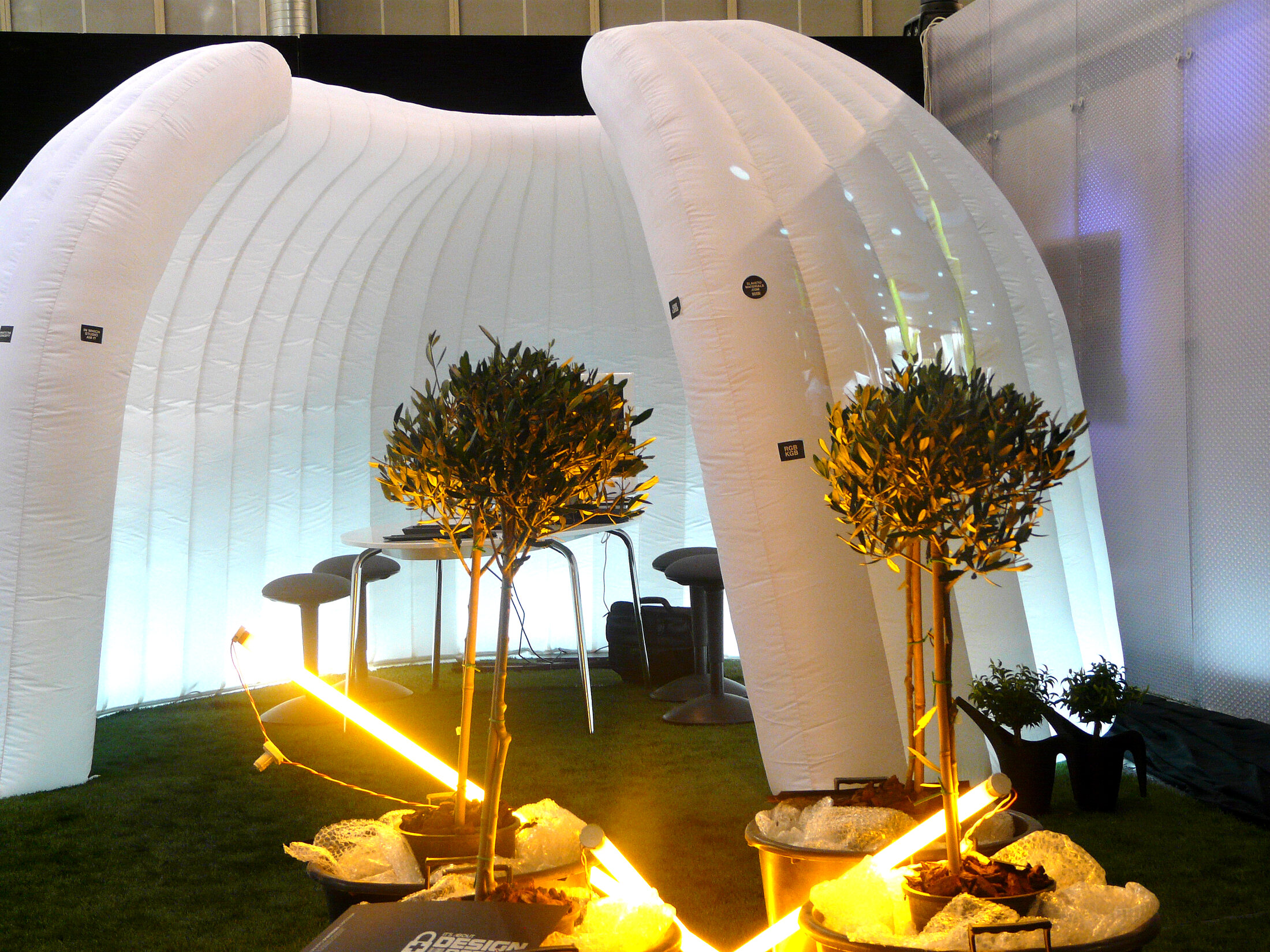 Gruppo d'Interni sculptural white exhibition booth