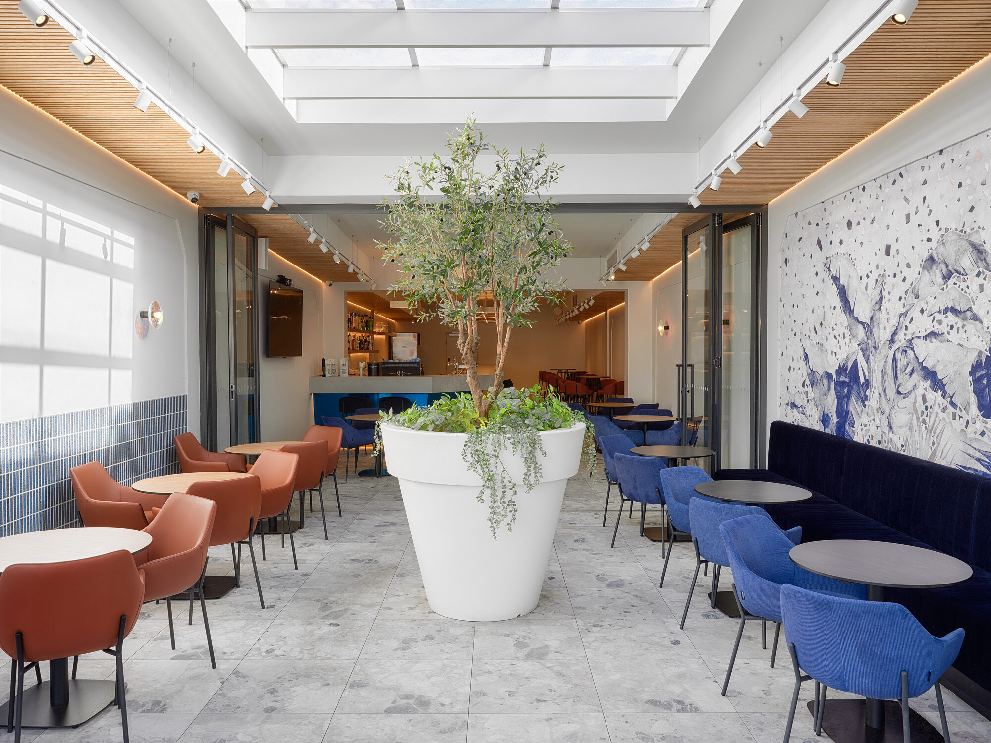 Sapphirus Café Bar by INTERNIDESIGN